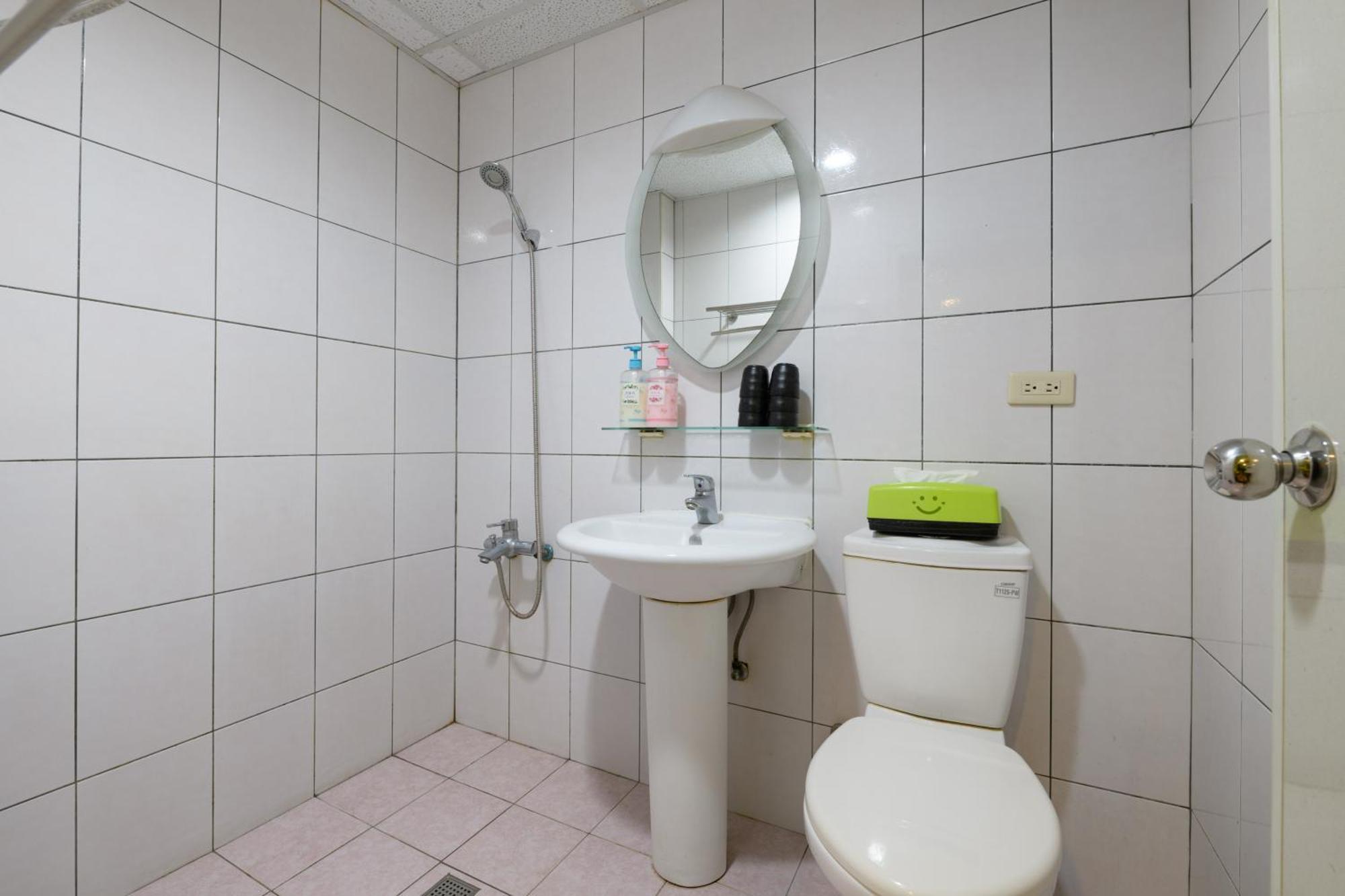 羅東夜市 小宅一生民宿 Night Market Small House Lifetime Hotel Luodong Room photo